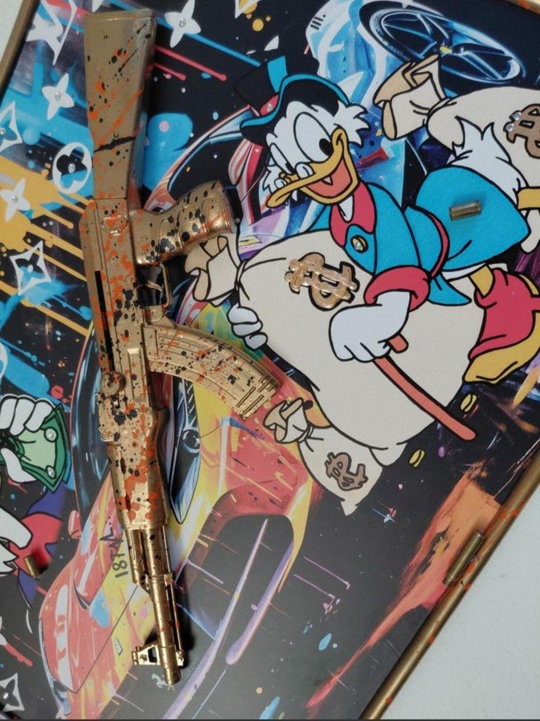 Modern Pop Art Schilderij: Dagobert Duck met AK-47, Ingelijst, Hout, Ophalen of Verzenden, Gemengde techniek
