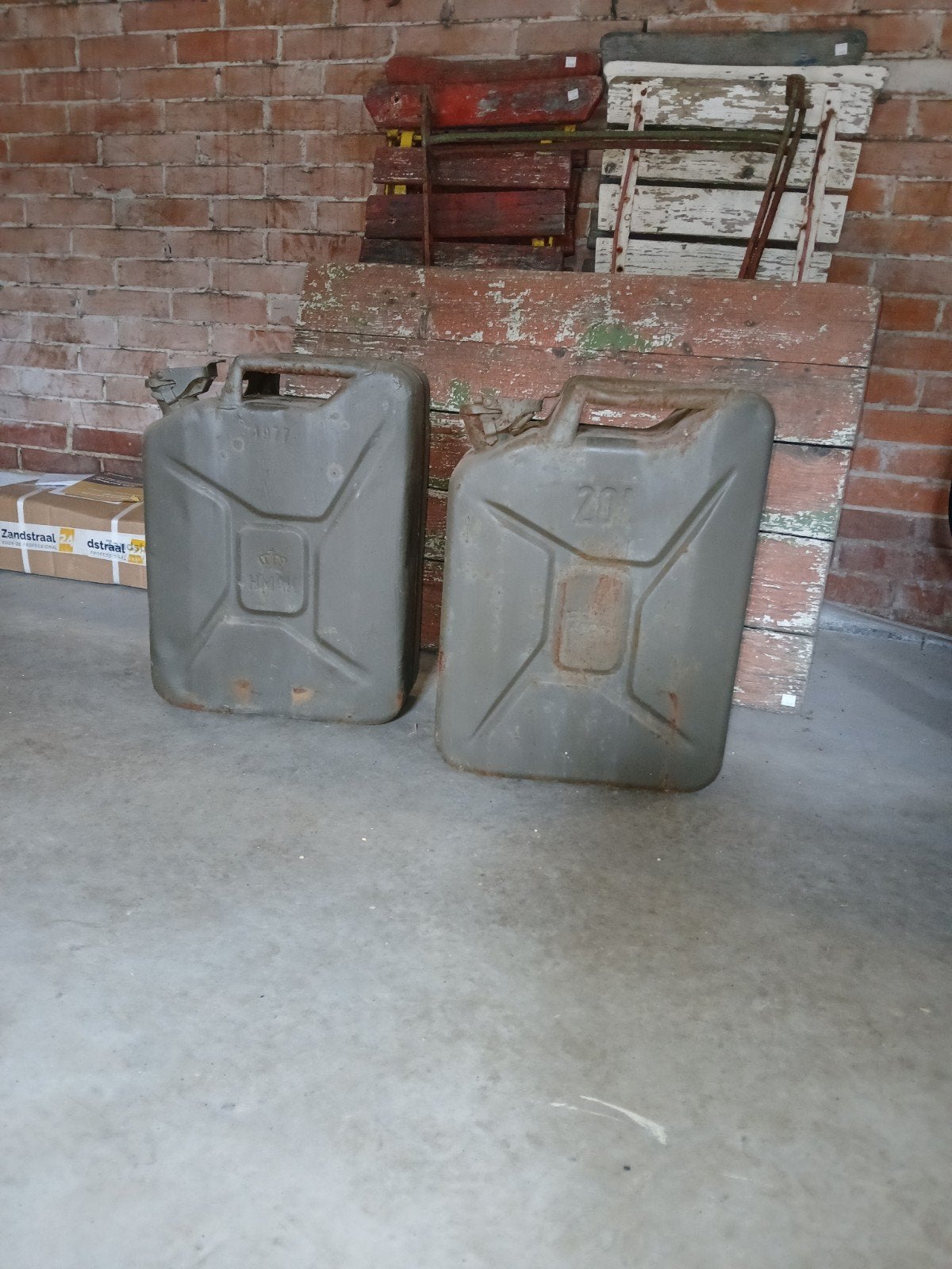 twee bezondere leger jerrycan.s zie tex, Verzamelen, Militaria | Algemeen, Ophalen of Verzenden, Landmacht, Overige gebieden
