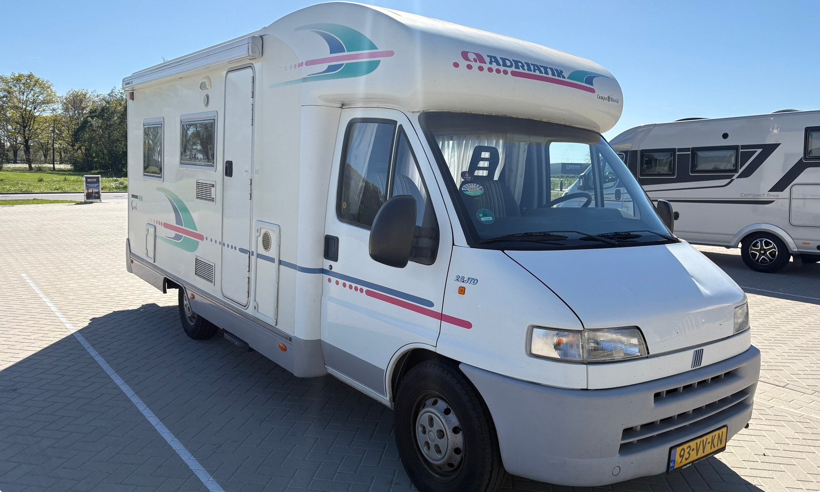 Adria Coral 640 met fransbed en sterke 2.8 Jtd Ducato motor, Reservewiel, Fiat, Particulier, Adria