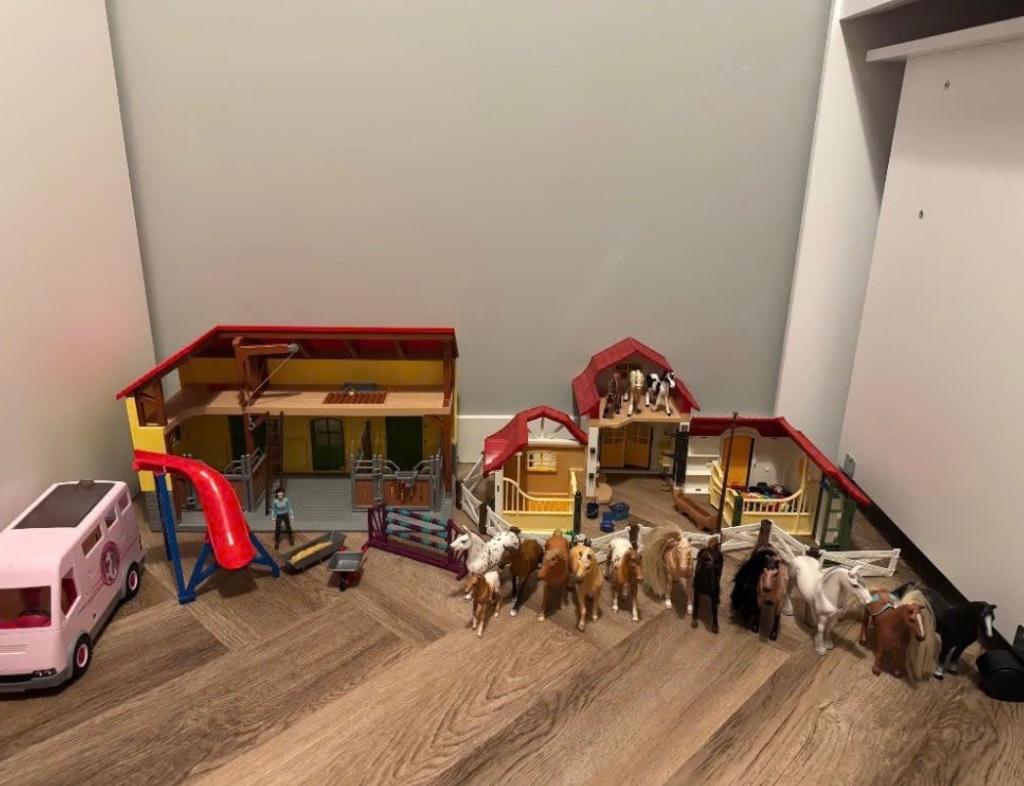 Schleich & Playmobil- 2 stallen en 15 Paarden + Bus, Verzamelen, Speelgoed, Ophalen, Zo goed als nieuw