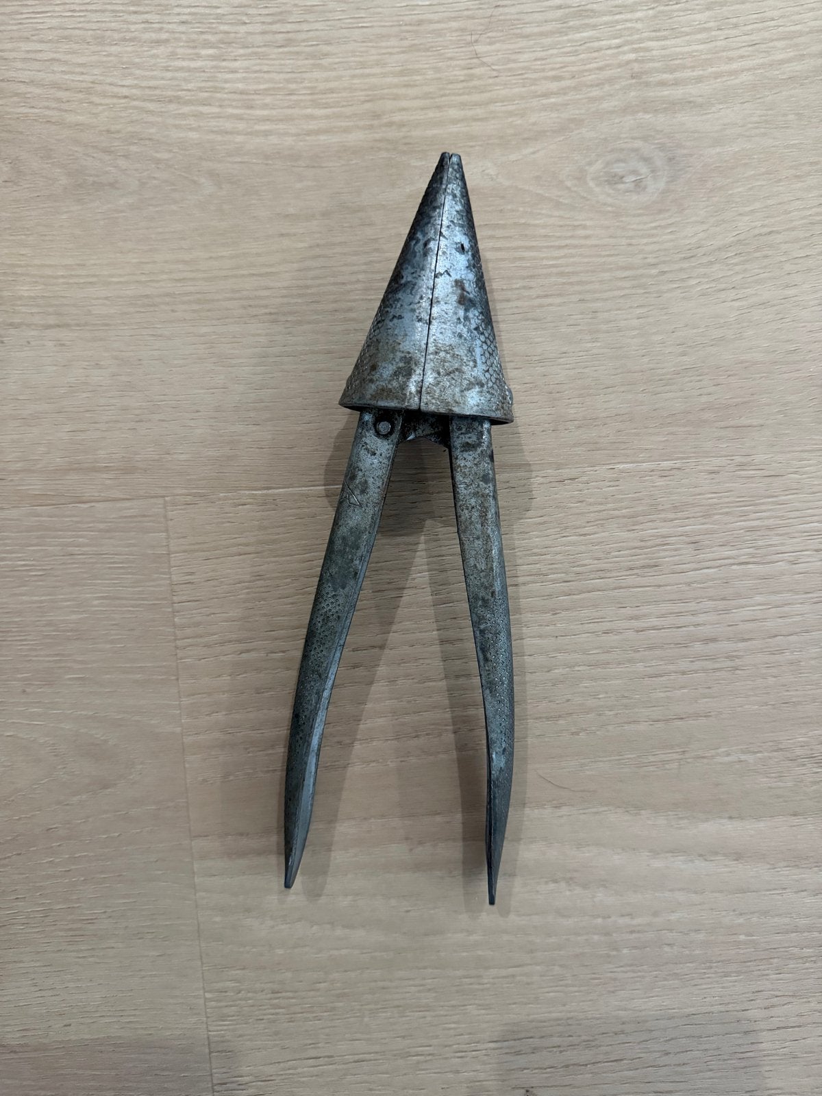 Vintage metal noten- of kreeftentang, Ophalen
