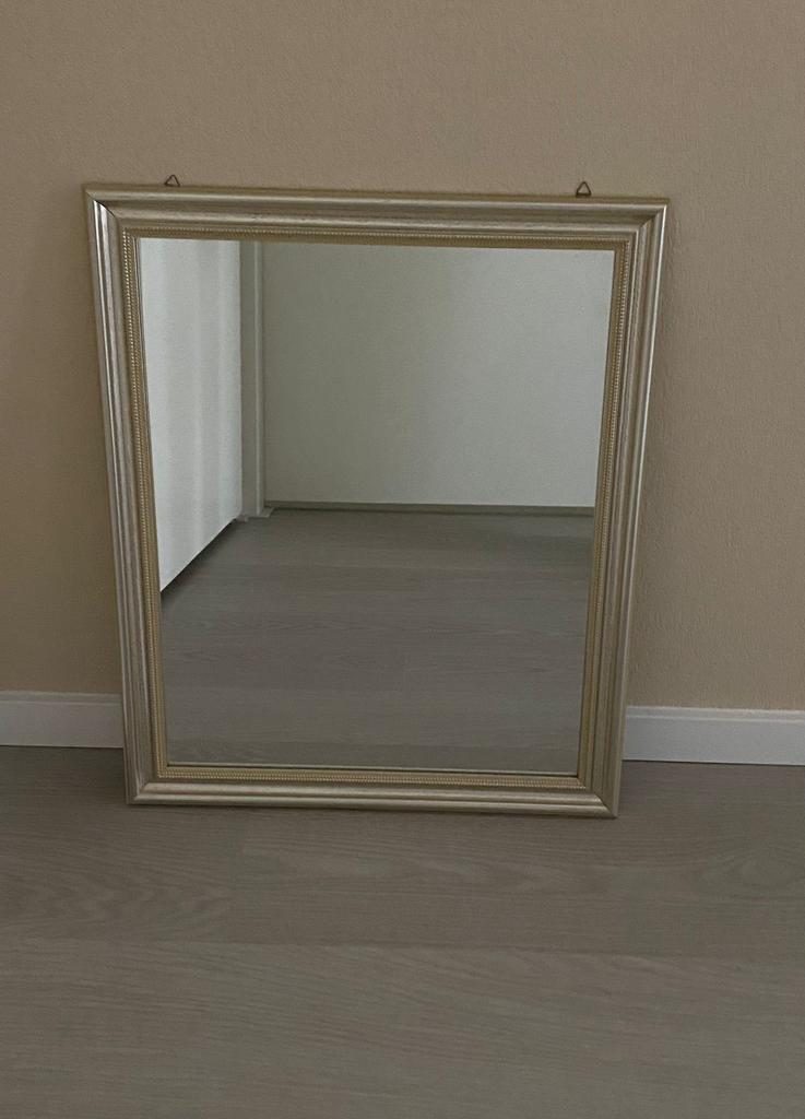 Spiegel met zilverkleurige lijst €10,00, Huis en Inrichting, Ophalen, Minder dan 50 cm, Zo goed als nieuw, Minder dan 100 cm