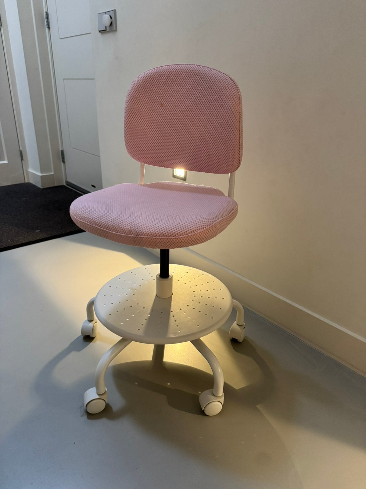 IKEA VIMUND kinderbureaustoel – roze, Huis en Inrichting, Ophalen, Gebruikt, Roze, Bureaustoel