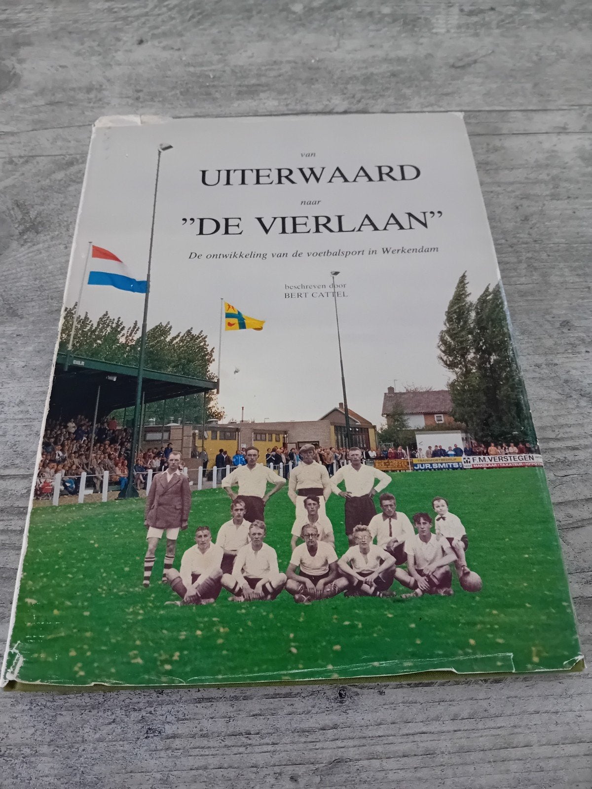 Voetbalboek: Van Uiterwaard naar "De Vierlaan", Ophalen of Verzenden, Gelezen, Bert Catsburg, Balsport