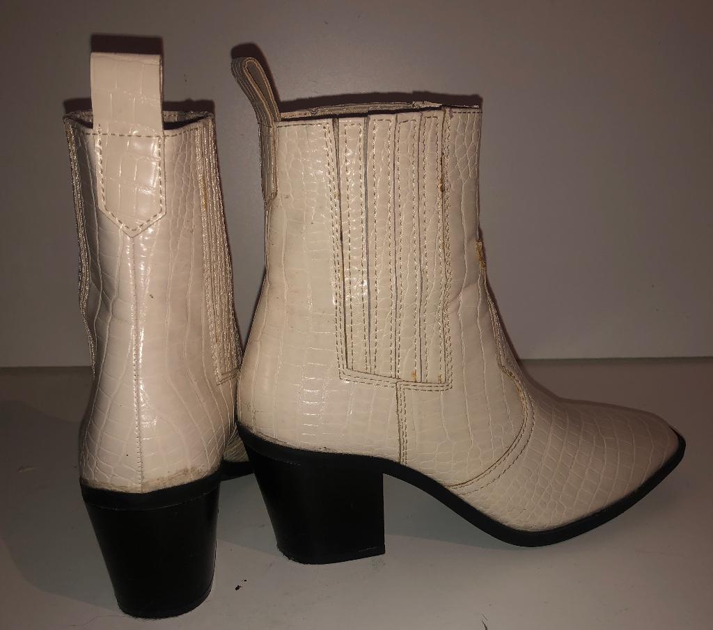 Stradivarius lakleren witte cowboy laarzen mt 37, Wit, Lage of Enkellaarzen, Ophalen of Verzenden, Zo goed als nieuw