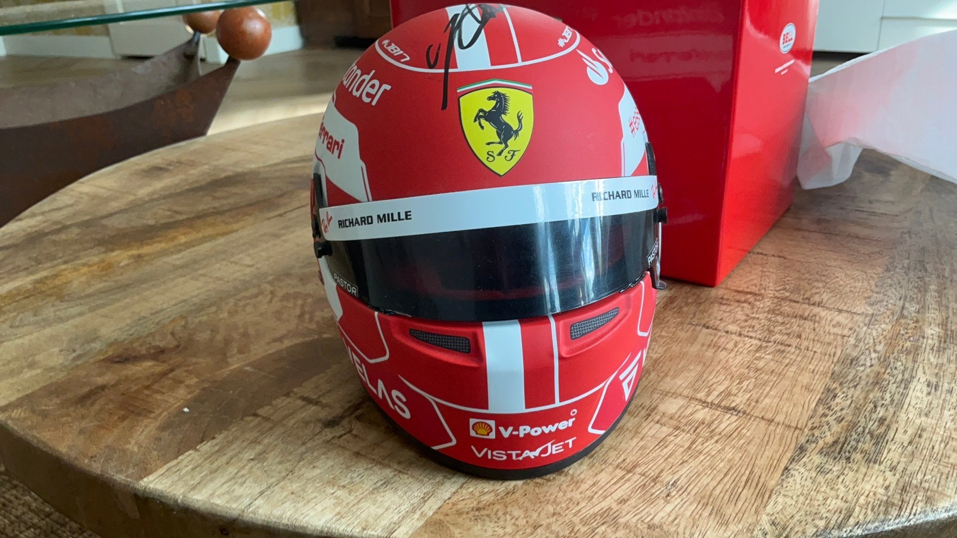 Charles Leclerc Ferrari 2022 Bell 1:2 minihelm – gesigneerd, Ophalen of Verzenden, Formule 1