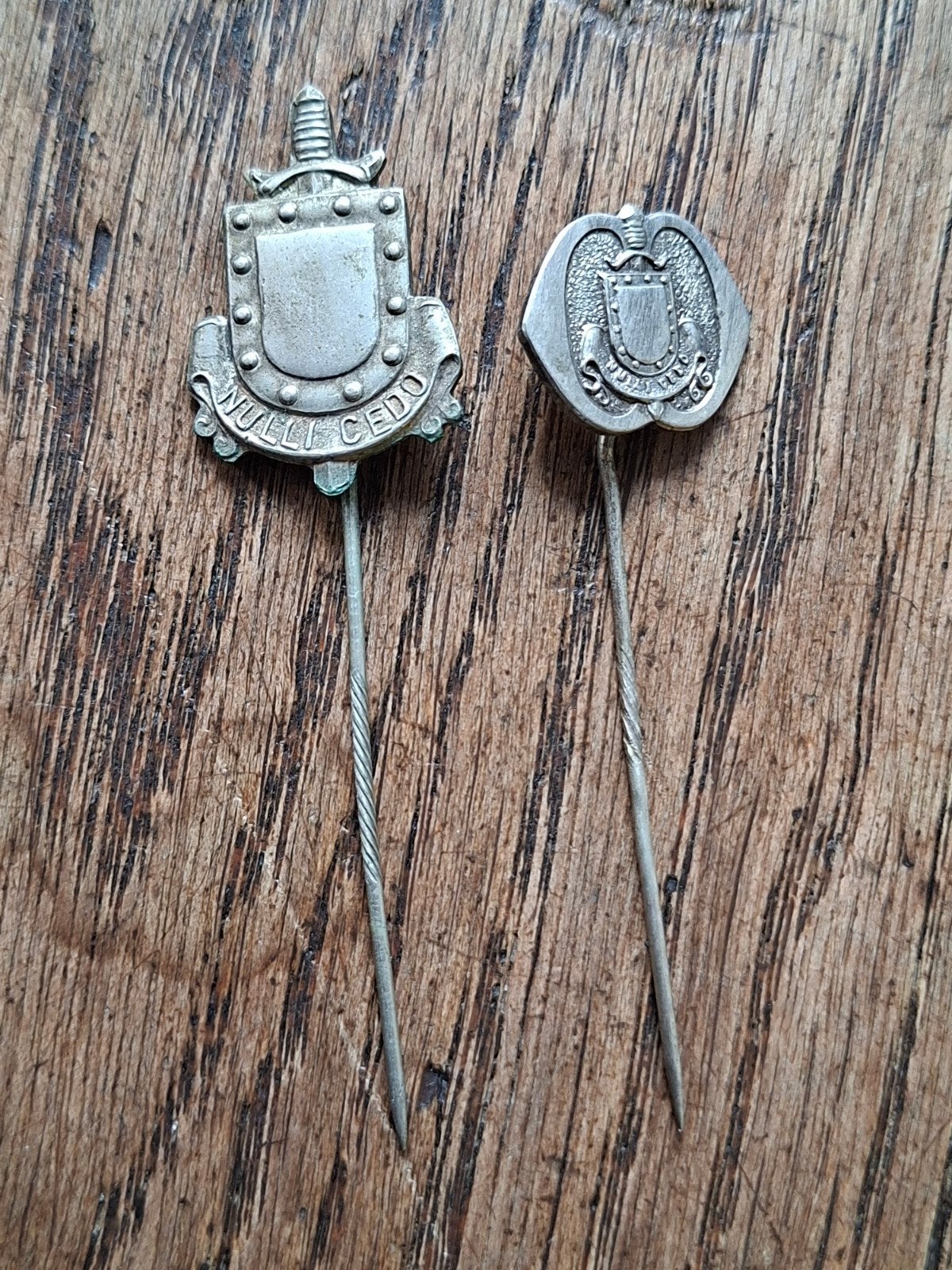 Regiment Infanterie speldjes 2x, Ophalen of Verzenden, Landmacht, Nederland, Embleem of Badge