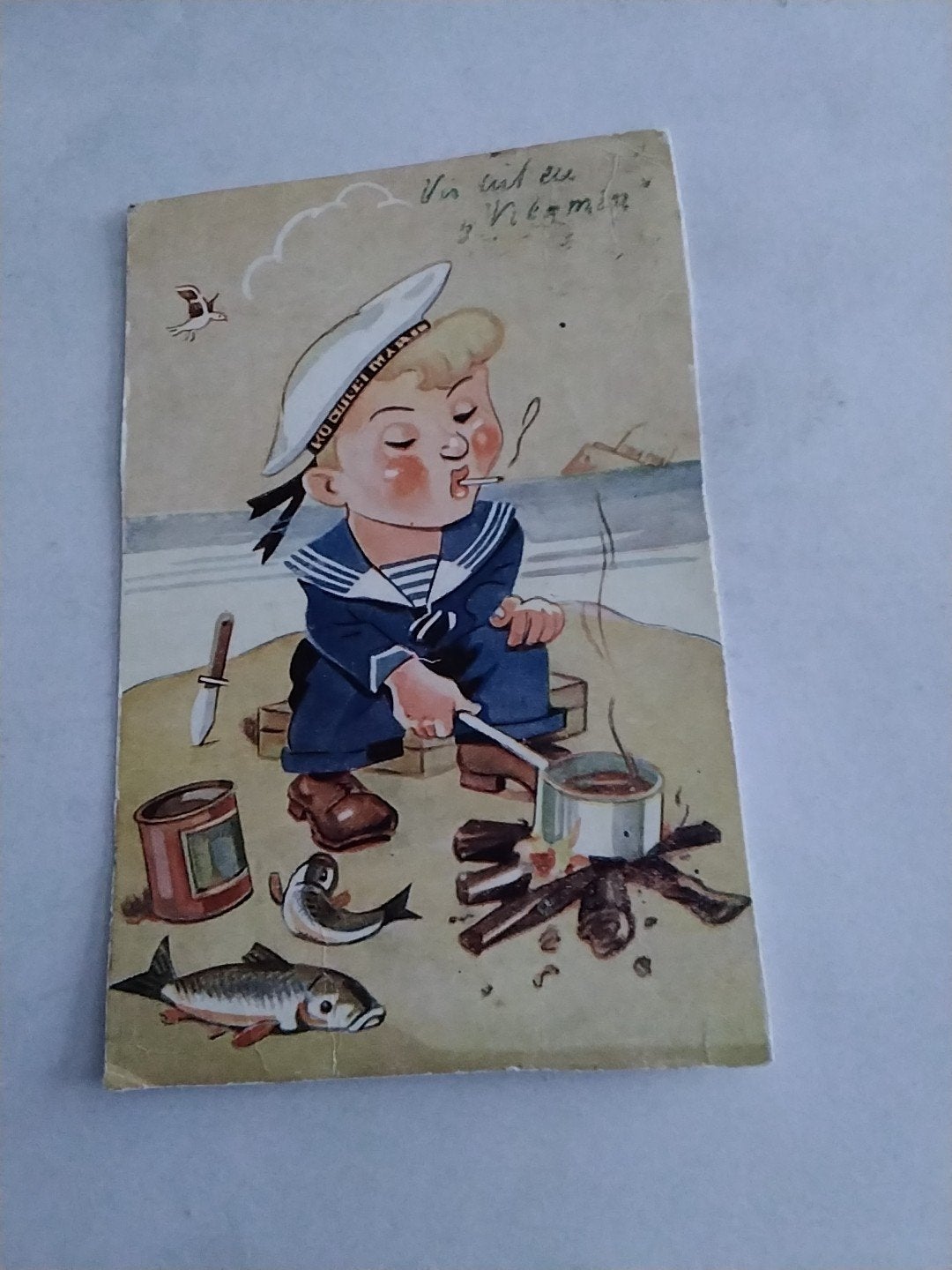 Vintage Ansichtkaart: Matroosje kookt vis op strand 1949, Verzamelen, Ophalen of Verzenden, Voor 1920, Gelopen