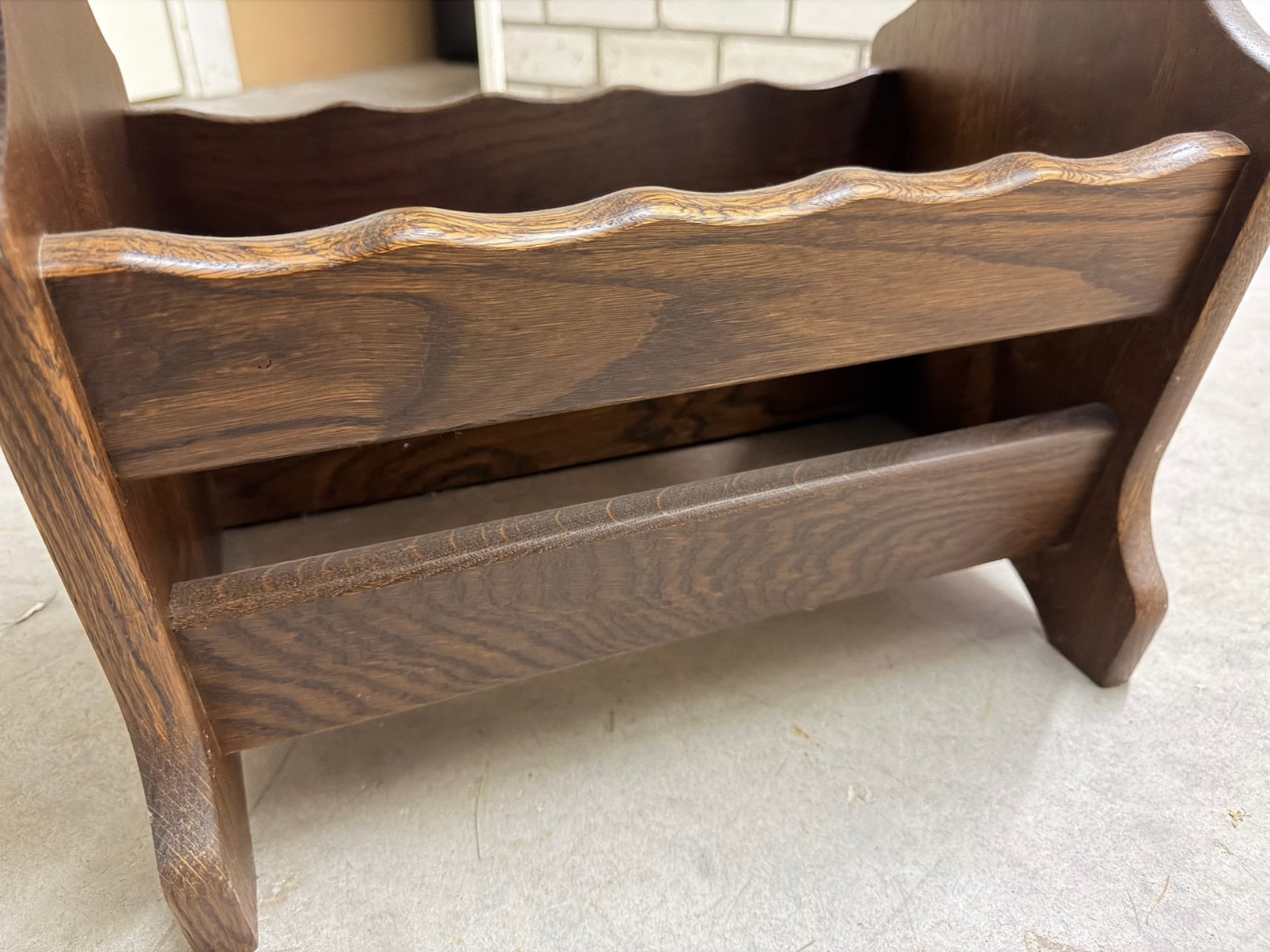 Houten krantenbak, Ophalen of Verzenden, Zo goed als nieuw, Klassiek, Hout