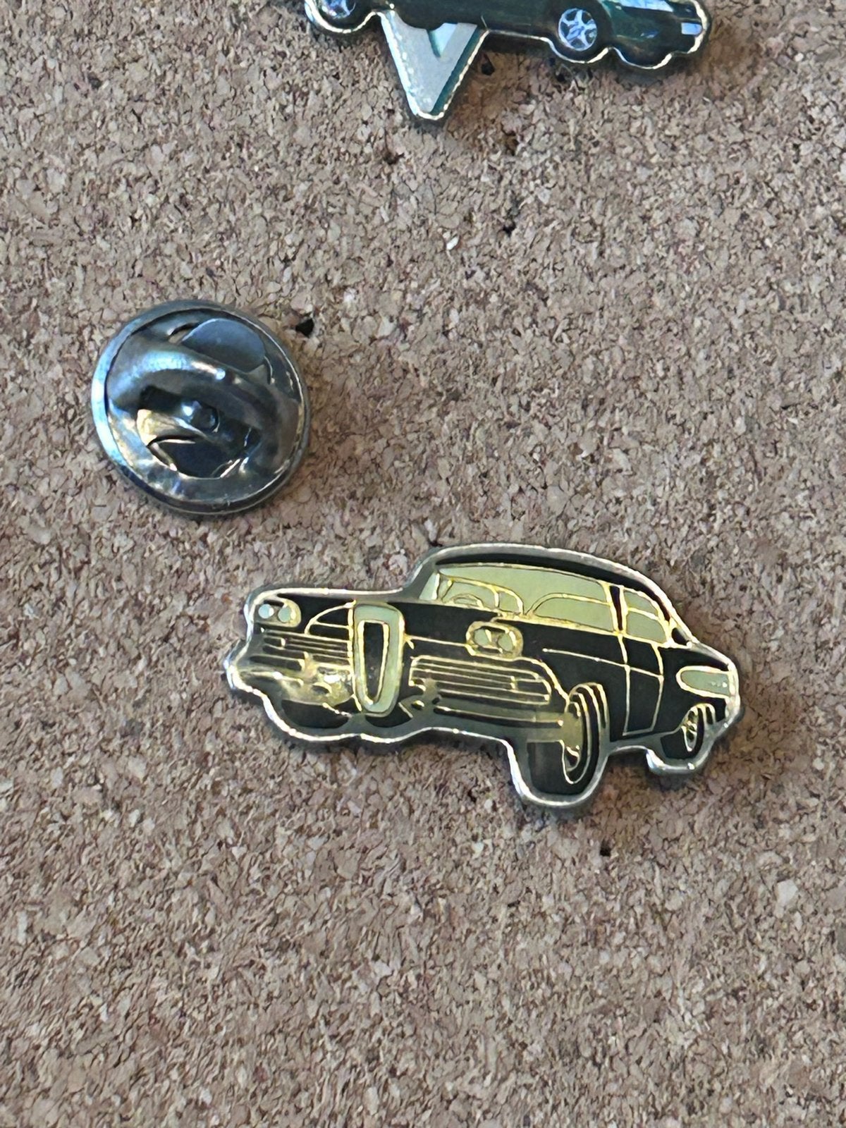 Vintage Auto Pin - Klassieke Zwarte Auto, Ophalen of Verzenden, Zo goed als nieuw, Transport, Speldje of Pin