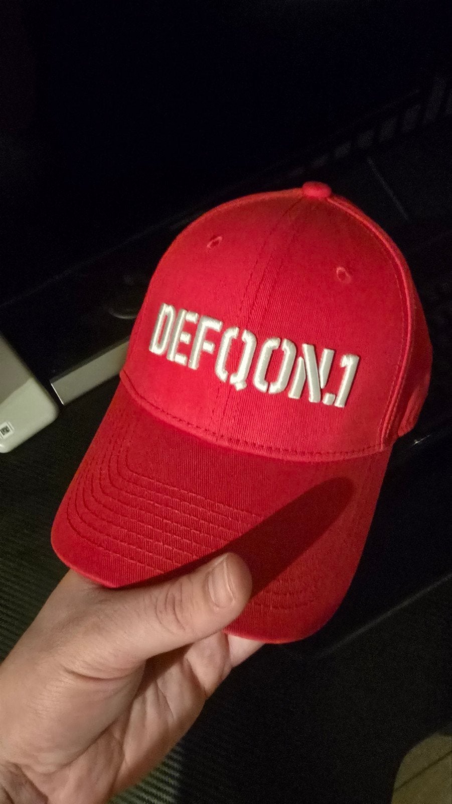 Defqon.1 Pet - Rood met wit logo (NIEUW), Defqon.1, One size fits all, Ophalen of Verzenden, Pet
