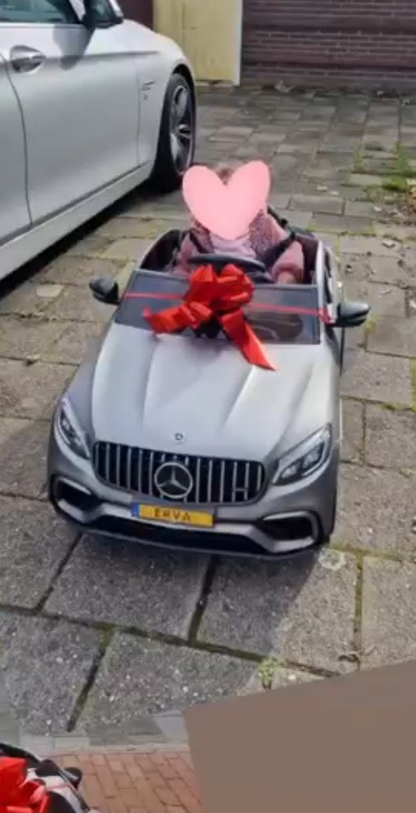 Mercedes-Benz kinderauto met afstandsbediening, Ophalen, Zo goed als nieuw, Afstandsbediening