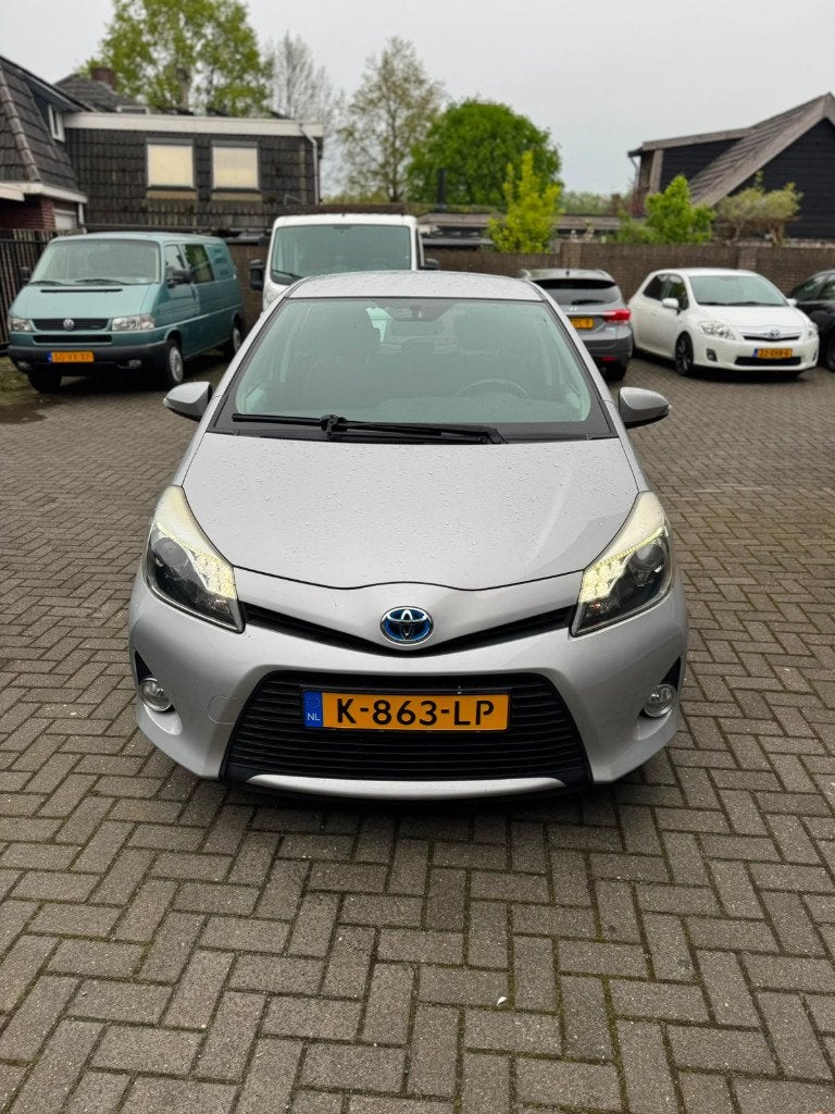 Toyota Yaris 1.5 Full Hybrid CVT 5DR 2012 Grijs, 1497 cc, 74 pk, 4 cilinders, 49 €/maand