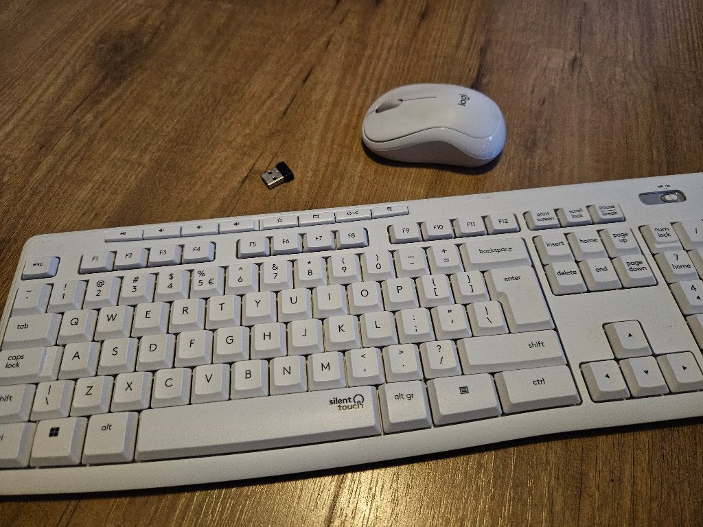 Logitech MK295 Silent Draadloze Set (Toetsenbord + Muis), Computers en Software, Toetsenborden, Ophalen of Verzenden, Zo goed als nieuw