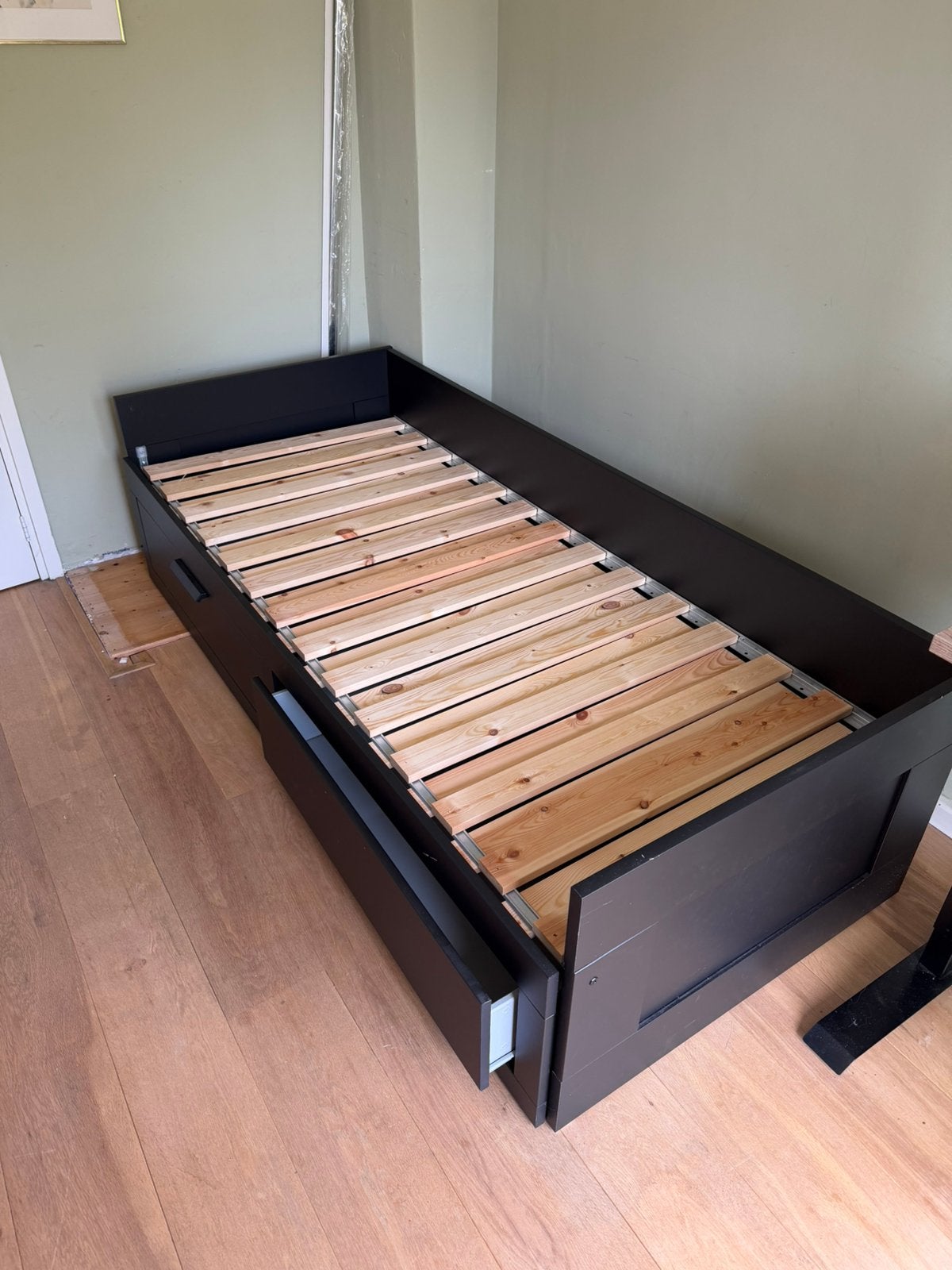 IKEA Brimnes logeerbed - zo goed als nieuw, Huis en Inrichting, Slaapkamer | Bedden, Ophalen, Verstelbaar, Eenpersoons, Zwart
