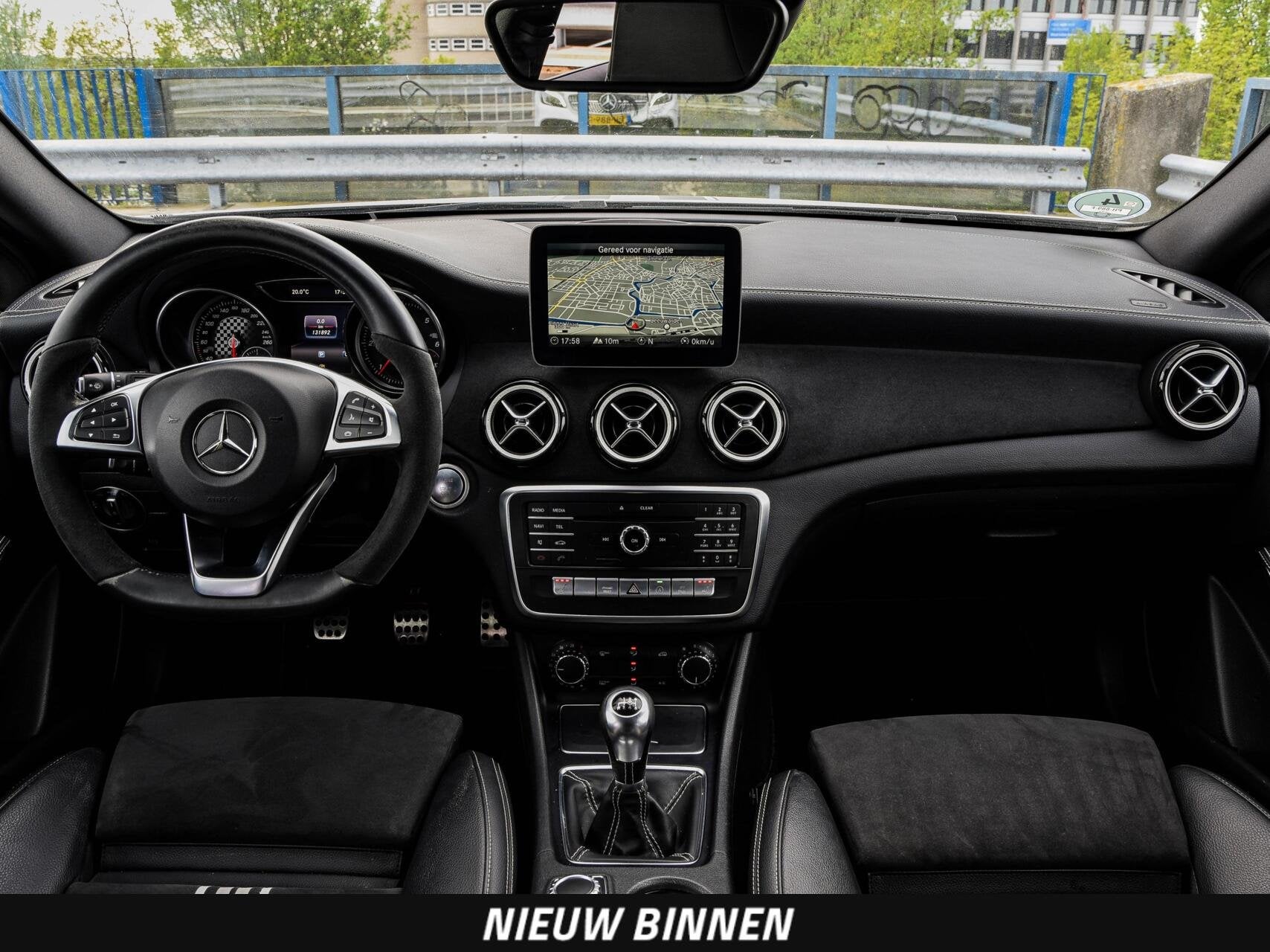 Mercedes-Benz A-klasse 180 d AMG White Art Edition Panoramad, Auto's, Voorwielaandrijving, Gebruikt, 4 cilinders, Wit