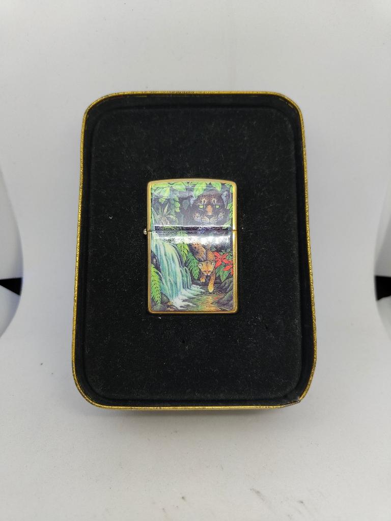 Zippo Mysteries of the Forest - 1995 - Ongevuurd!, Verzamelen, Ophalen of Verzenden, Zo goed als nieuw, Aansteker