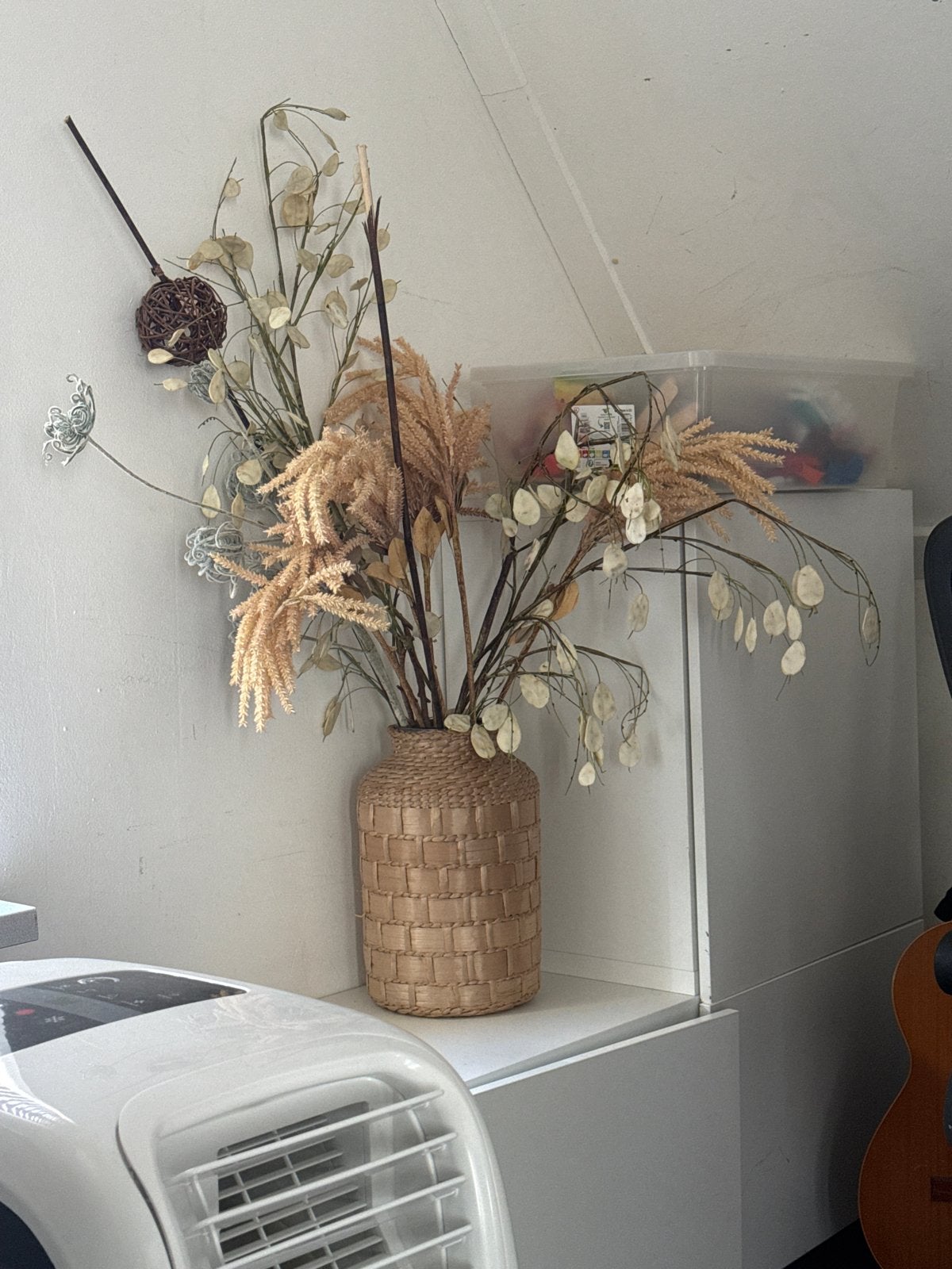 Rotan vaas met nep bloemen - Glazen binnenvaas, Ophalen, Gebruikt, Bruin, Inclusief decoratie