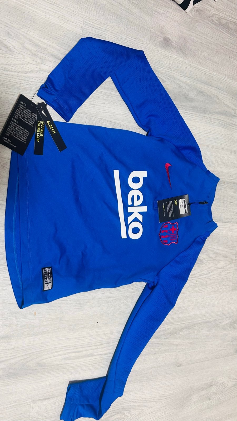 FC Barcelona Nike Dry-Fit Trainingstrui - Nieuw met kaartjes, Kinderen en Baby's, Kinderkleding | Maat 134, Ophalen of Verzenden