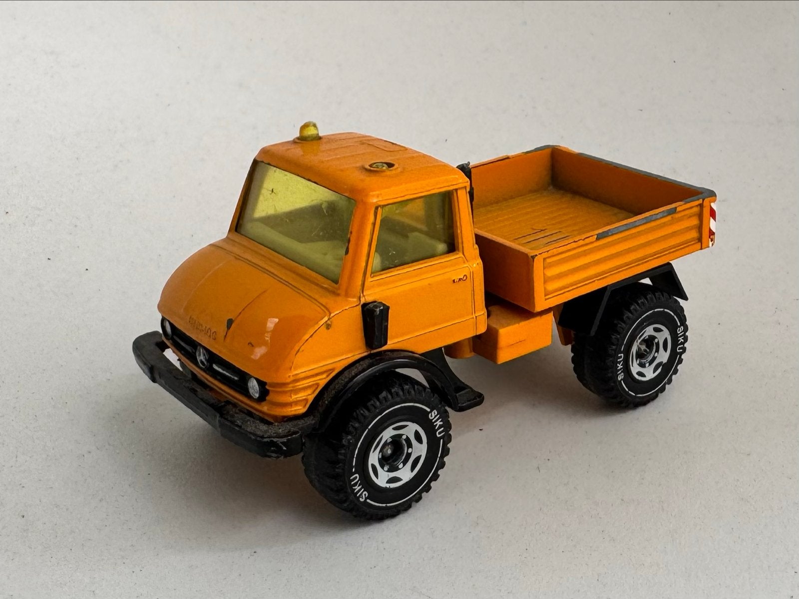 Siku Unimog Mercedes-Benz Oranje 1:64, Ophalen of Verzenden, Gebruikt, Overige typen, SIKU
