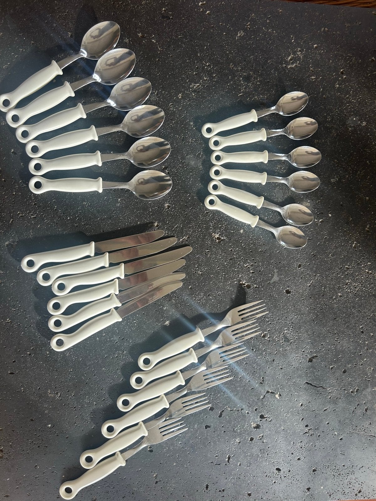 Bestekset wit handvat - 18 delig, Huis en Inrichting, Gebruikt, Bestekset, Ophalen of Verzenden, Rvs of Chroom