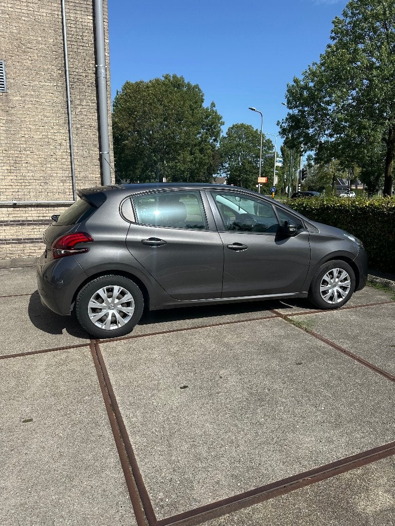 Foto 15 van Peugeot 208 1.2 Puretech 82pk 2019 Grijs