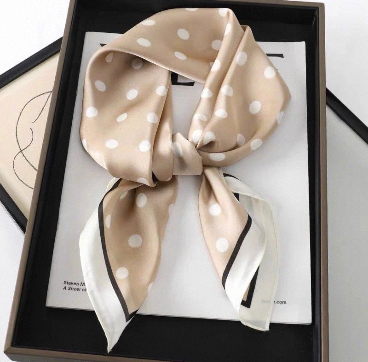Beige Polkadot Sjaal - Zijdezacht Gevoel - Nieuw, Verzenden, Nieuw, Maat 34 (XS) of kleiner, Sjaal