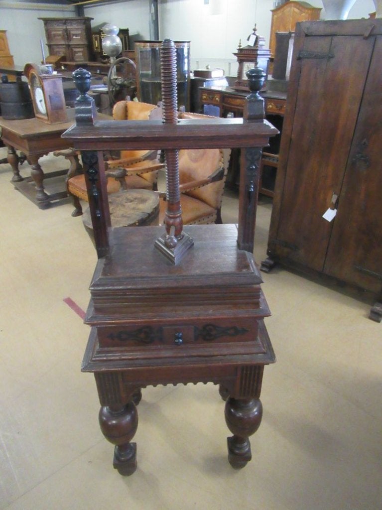 Oer 11884 ANTIEKE 17e eeuwse kleine linnenpers, Ophalen