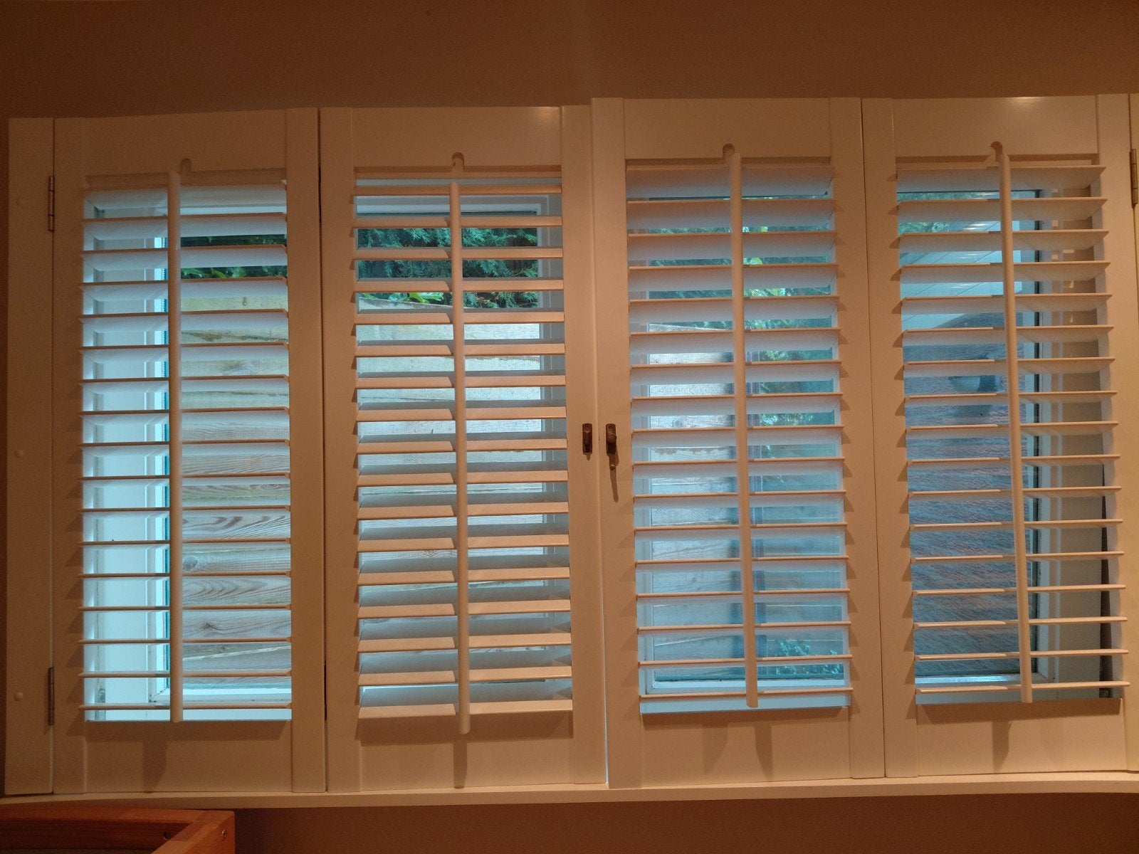 2x houten shutters wit, Ophalen, Wit