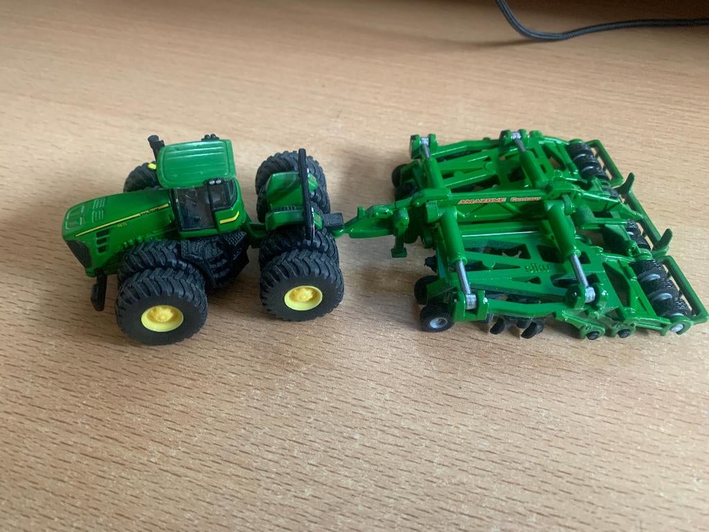 Siku tractor  1:87  met ploeg, Ophalen of Verzenden, Zo goed als nieuw, Hijskraan, Tractor of Landbouw, SIKU