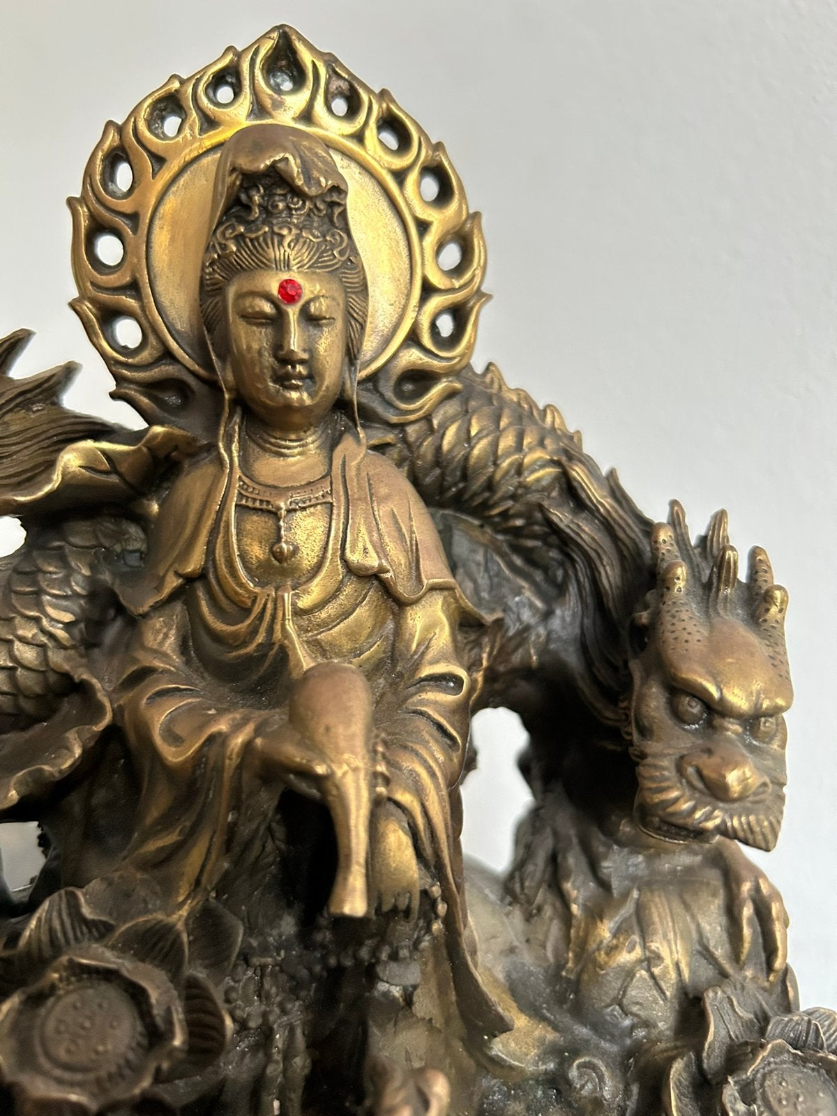 Chinees messing beeld van Quận Yin met twee draken, Ophalen of Verzenden, Zo goed als nieuw
