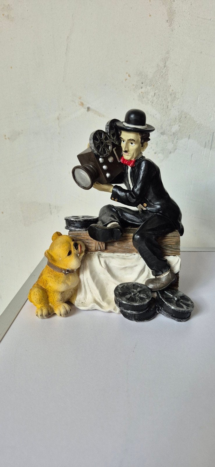 Spaarpot Charlie Chaplin met camera en hond, Verzamelen, Ophalen of Verzenden, Gebruikt, Steen, Aardewerk of Keramiek, Strip- of Tekenfilmfiguur