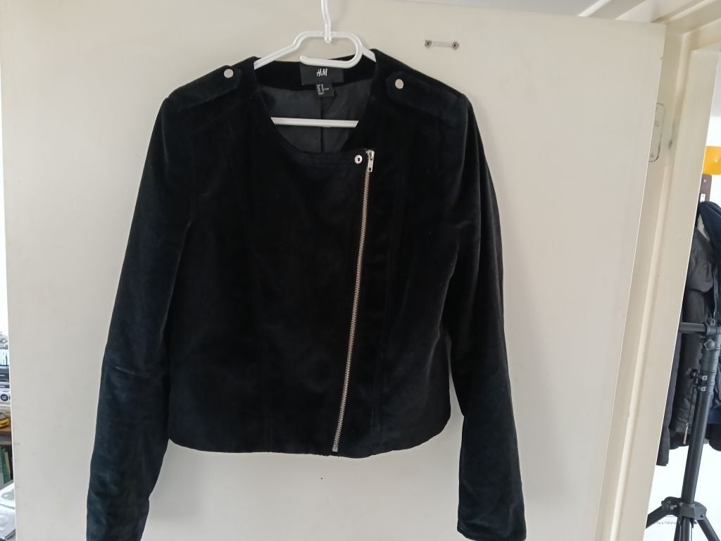 Zwart kort dames jasje van H&M, Kleding | Dames, H&M, Zwart, Maat 42/44 (L), Ophalen of Verzenden