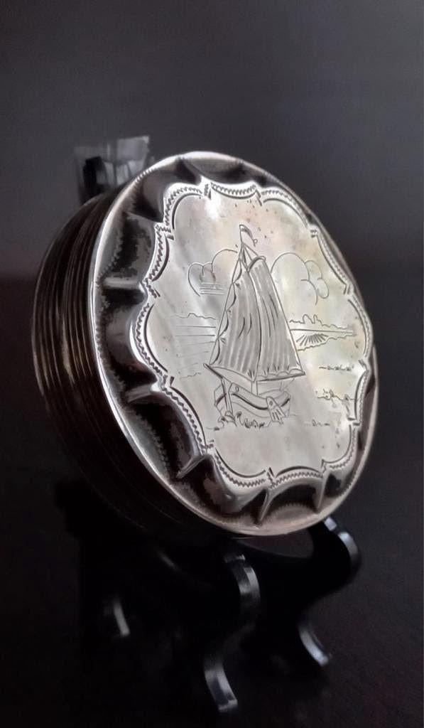 Antiek zilveren pillendoosje gegraveerd bootje , Zilver, Ophalen of Verzenden, Zilver
