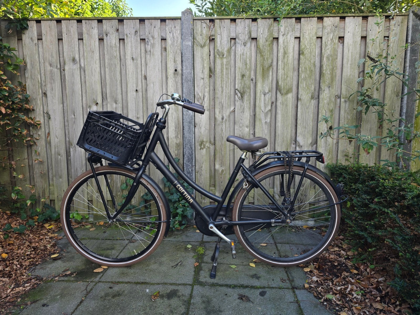 Zwarte Cortina met 3 versnellingen en kratje. 28 inch, Fietsen en Brommers, Gebruikt, Handrem, Overige merken, Ophalen