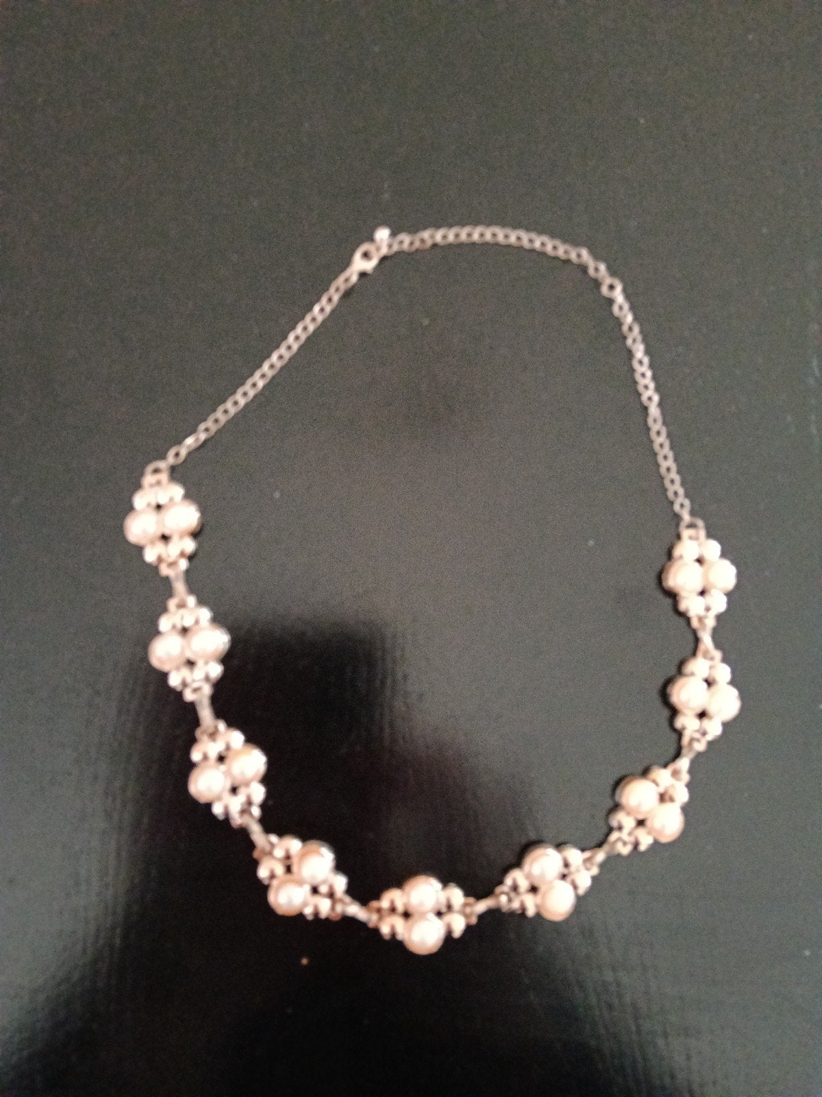 Elegante parelketting met zilverkleurige schakels, Sieraden, Tassen en Uiterlijk, Kettingen, Overige materialen, Wit, Ophalen of Verzenden