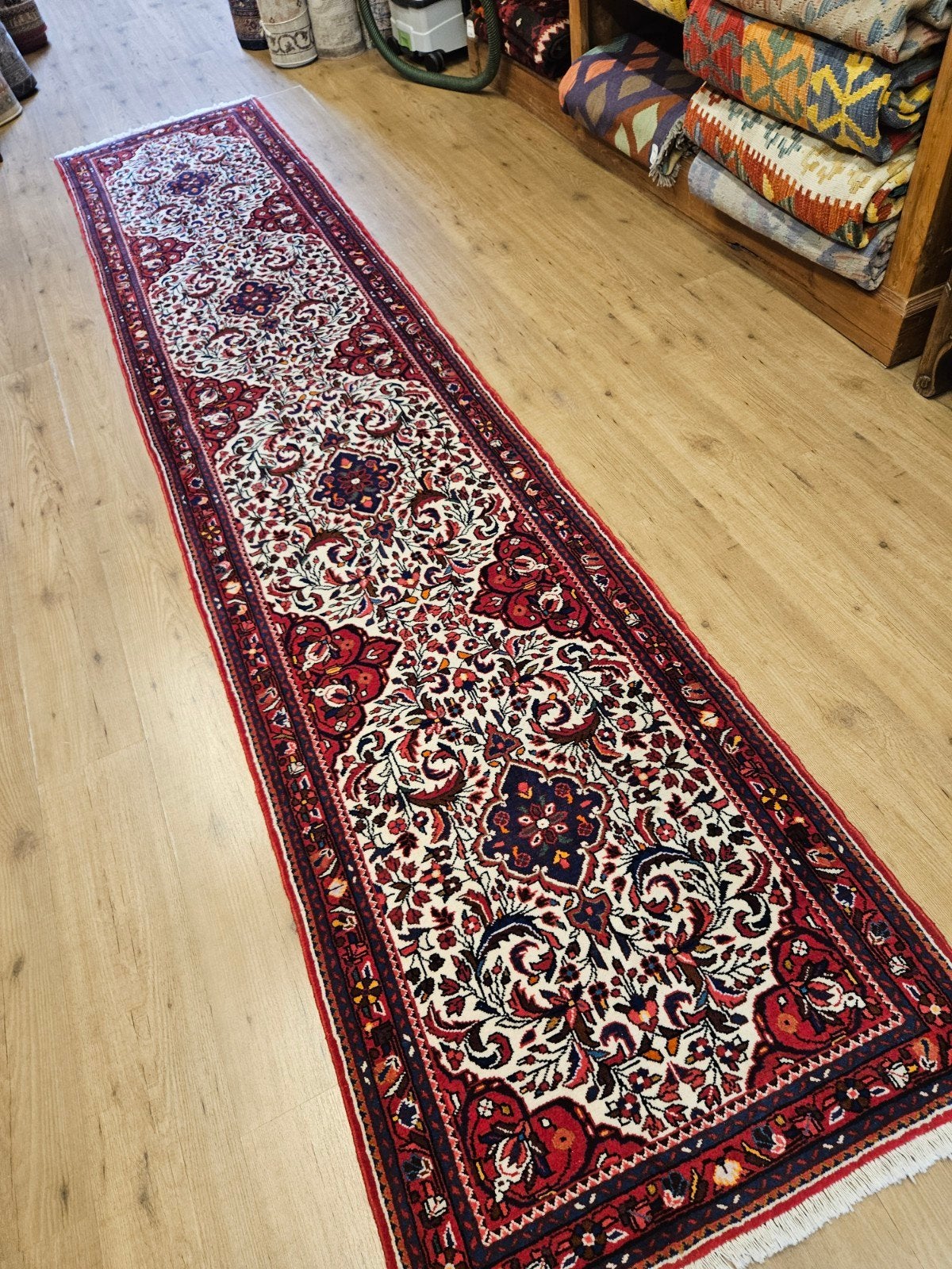 Handgeknoopt perzisch tapijt loper rudbar 387x79
Ni, Info@SlatsAntiek.nl, Perzisch, Vof Slats Antiek, Blauw