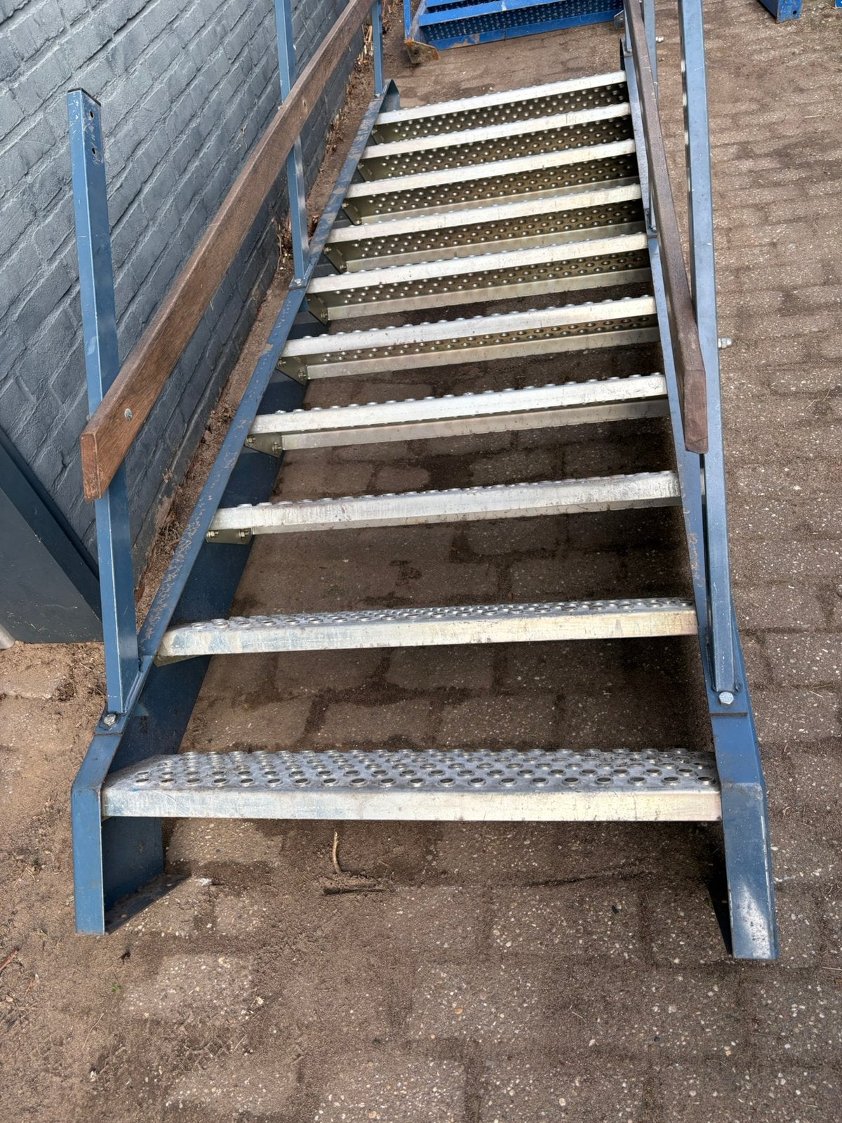 2 stalen trappen - 10-13 treden, Ophalen, Zo goed als nieuw, 2 tot 4 meter