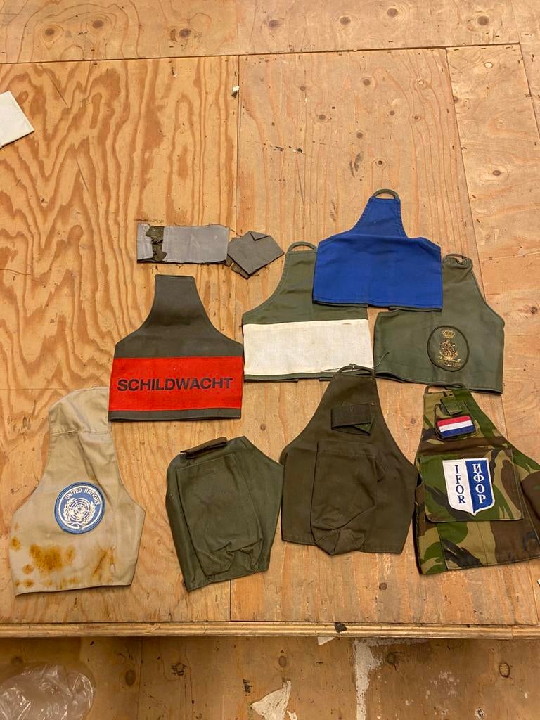 Kavel emblemen voor op boven arm, Verzamelen, Militaria | Algemeen, Ophalen of Verzenden, Landmacht, Nederland, Embleem of Badge