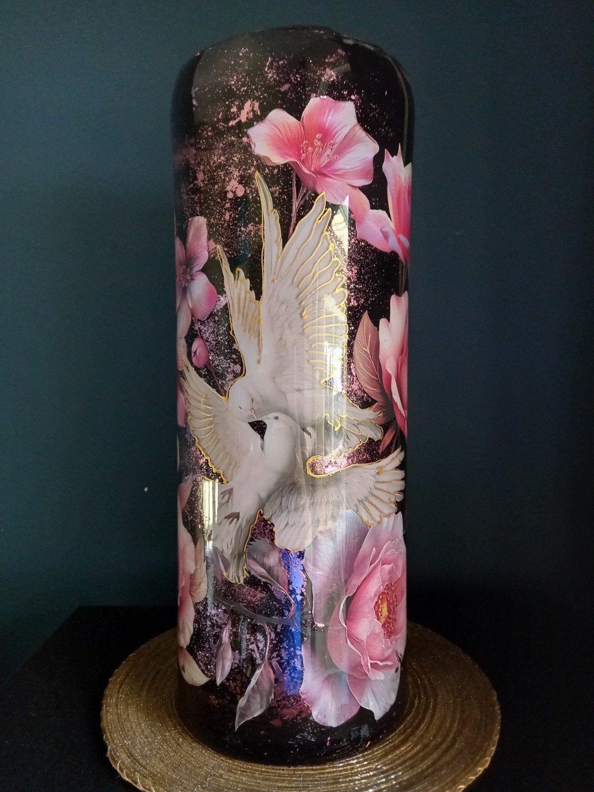 Zwarte glazen vaas met roze bloemen en duiven, Huis en Inrichting, Woonaccessoires | Vazen, Gebruikt, Met patroon/structuur, Zwart