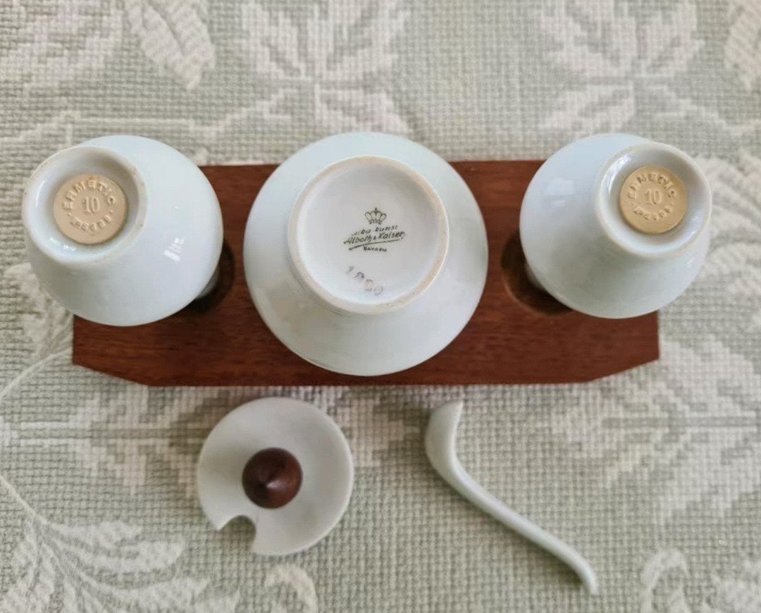 Vintage peper- en zoutstel met mosterdpotje op houten platea, Keramiek, Overige typen, Vintage, Ophalen of Verzenden