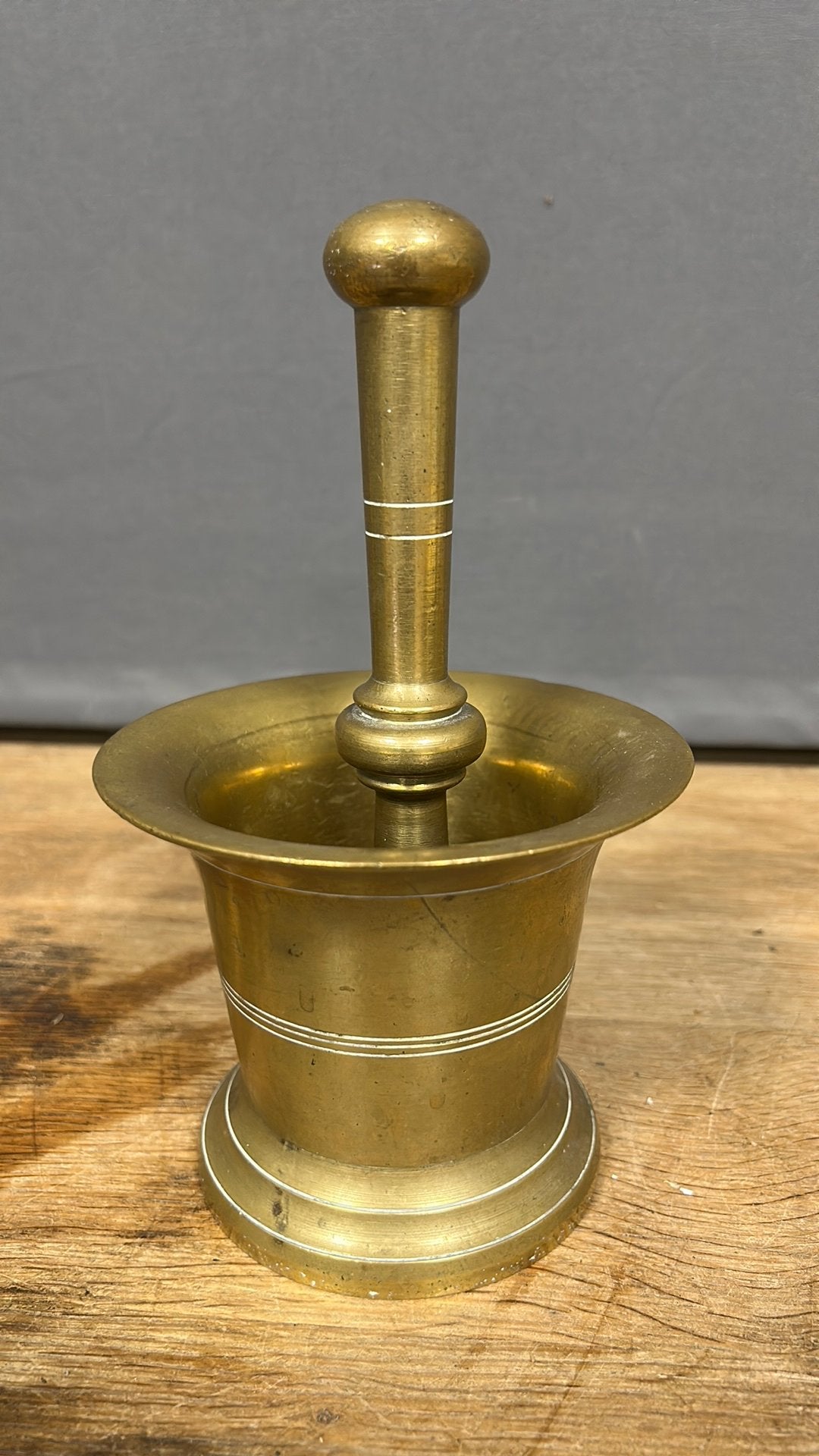 Vijzel met stamper. Brons / Messing. 2 kg., Ophalen of Verzenden, Brons