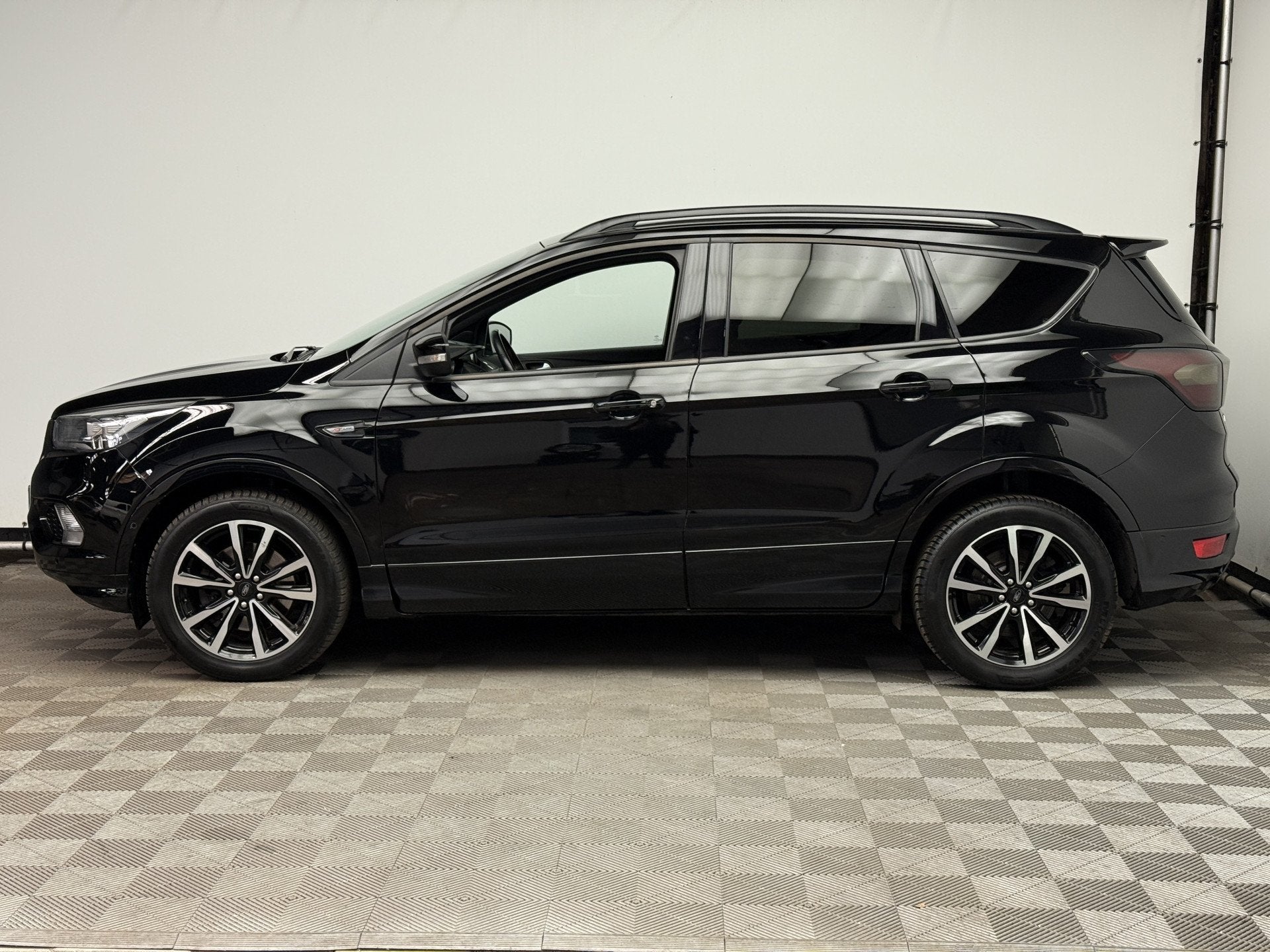 Ford Kuga 1.5 EcoBoost ST Line AWD Automaat Zeer Compleet, Auto's, Ford, Automaat, 4 cilinders, Met garantie (alle), Zwart