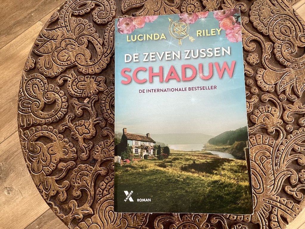 Schaduw deel 3 de Zeven Zussen van Lucinda Riley, Ophalen, Zo goed als nieuw, Lucinda Riley