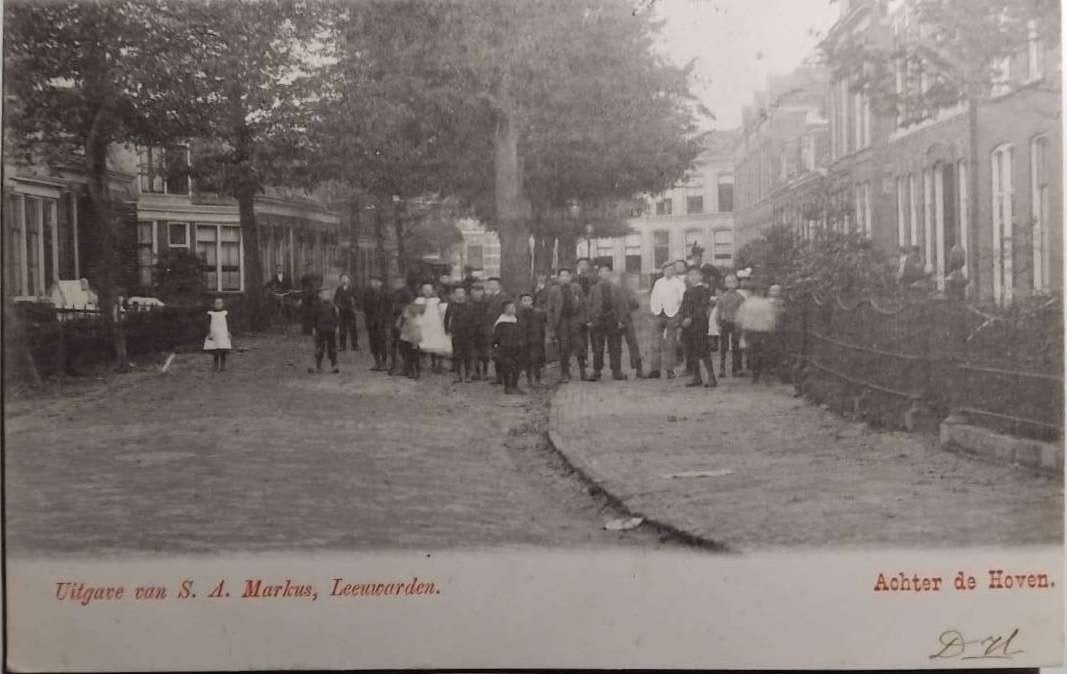 Leeuwarden (Friesland) – Achter de Hoven & Veel Volk 1903, Ophalen of Verzenden, Voor 1920, Gelopen, Friesland