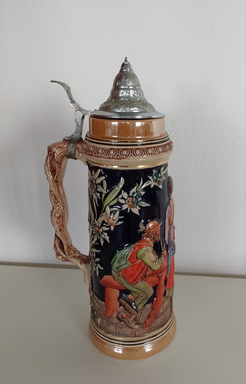 Grote Duitse bierpul met relief, 2 liter, met tinnen deksel., Ophalen of Verzenden