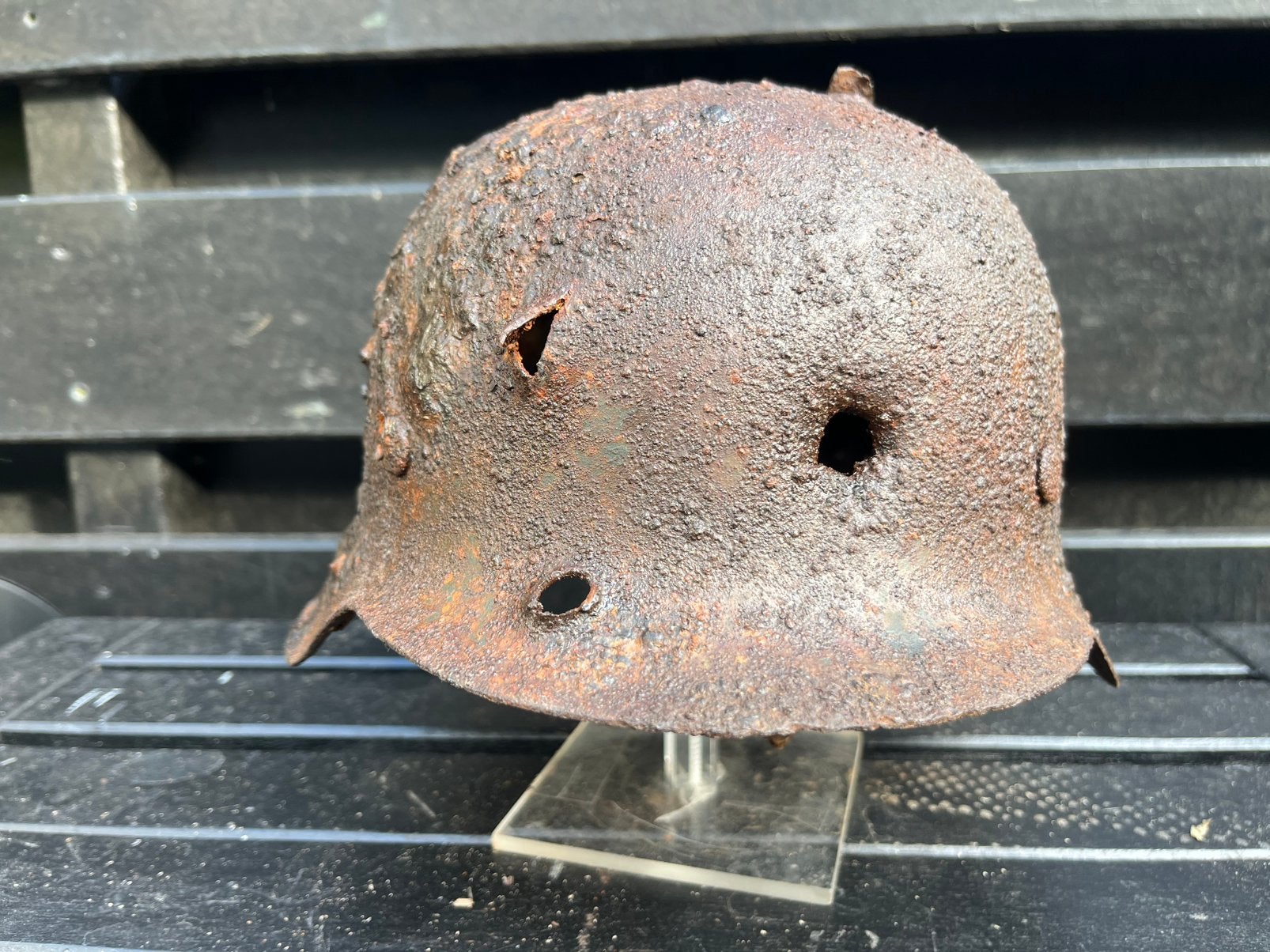 Duitse helm M42 battle damage, Ophalen of Verzenden, Duitsland, Helm of Baret