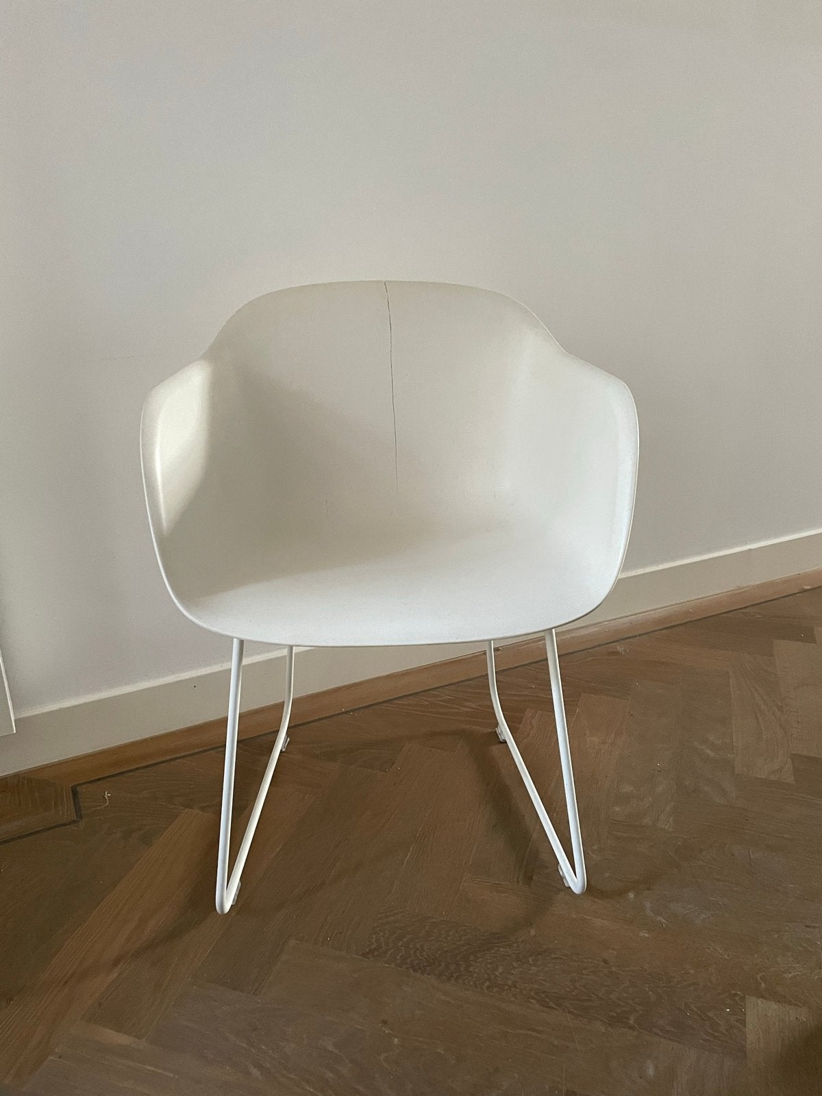 Muuto Fiber Sled stoel met scheur in rugleuning, Ophalen, Kunststof, Gebruikt, Wit