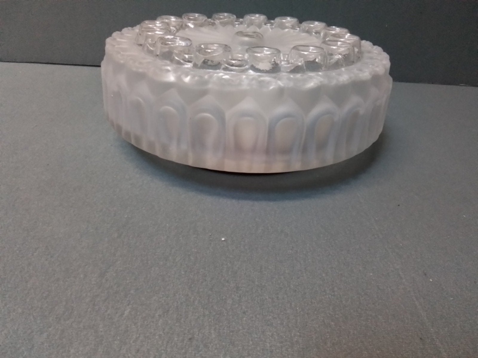 Vintage glazen plafondlamp, melkglas met decoratie, Gebruikt, Vintage, Ophalen of Verzenden, Glas