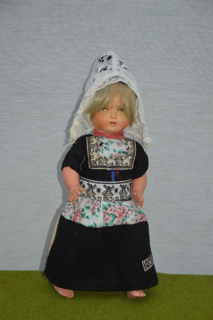 Oude Lassie pop van papier mache in klederdracht 28 cm `50s, Verzamelen, Poppen, Ophalen of Verzenden, Gebruikt, Pop